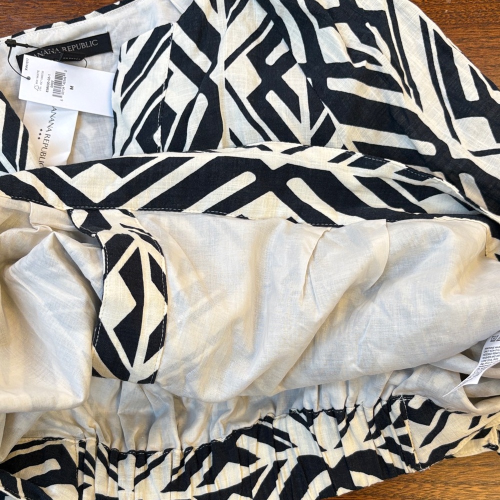 Banana Republic Black and Cream Cropped Geometric Top Medium - Picture 9 of 15